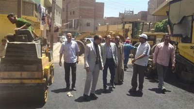 محافظ المنيا يتابع أعمال الرصف ورفع كفاءة الطرق بالمراكز ضمن الخطة الاستثمارية