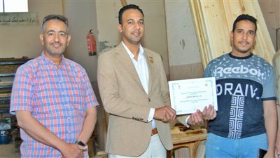 أمين عمال الشعب الجمهوري بسوهاج يكرم عمال سوهاج