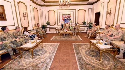 عاجل.. وزير الدفاع  يلتقى قائد القيادة المركزية الأمريكية 