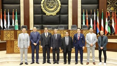 رئيس الجامعة الأمريكية في الإمارات يزور الأكاديمية العربية لبحث التعاون المشترك                                  