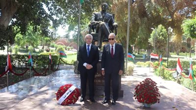 وضع إكليل من الزهور على النصب التذكاري بالقناطر الخيرية 