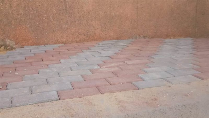 جانب من أعمال الرصف