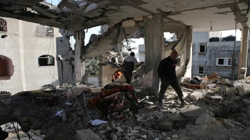 فلسطيني يتفقد منزلا