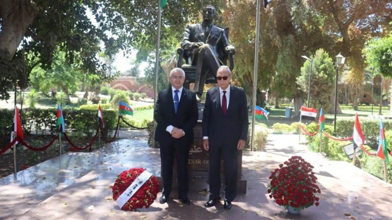 وضع اكليل من الزهور