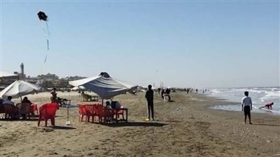 بالصور| شاطئ بورسعيد يشهد إقبالا متوسطا مع ارتفاع درجات الحرارة
