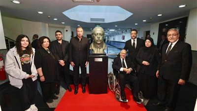 مجلس إدارة الأهلي يزيح الستار عن تمثال العامري فاروق 