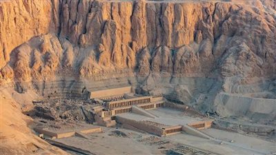 عظمة التاريخ تتجسد في معبد الملكة حتشبسوت.. رحلة إلى قلب الدير البحري