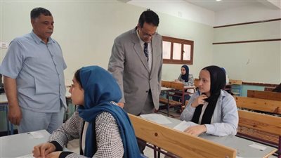 بالصور.. وكيل وزارة التعليم بالغربية يتفقد سير امتحانات النقل فى طنطا وكفرالزيات