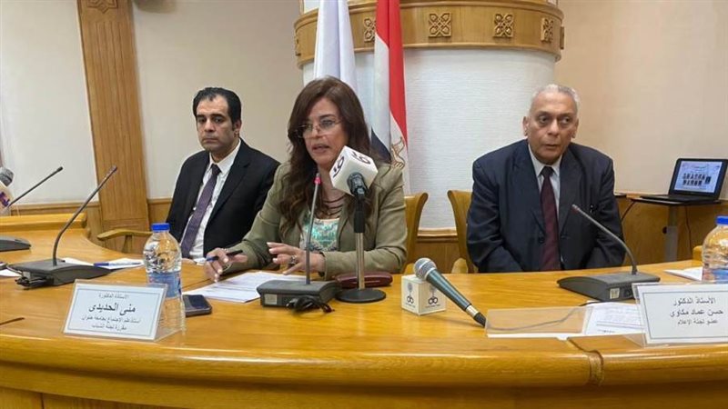 مائدة مستديرة بالمجلس