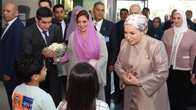 السيدة انتصار السيسي تشكر حرم سلطان عمان على مشاركتها في زيارة مستشفى 