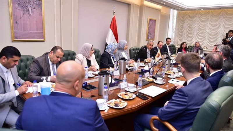 وزير العمل خلال الاجتماع