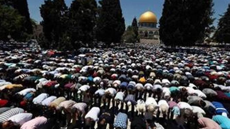 30 ألف فلسطيني يؤدون