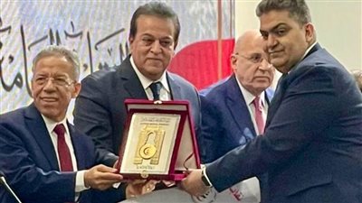 رئيس جامعة طنطا يهنئ عميد كلية الطب بعد تكريمه لاختياره طبيبًا مثاليًا من النقابة العامة