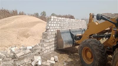 إزالة لـ8 حالات تعدٍ على أراضٍ زراعية ومخالفات بناء بمركزي أسيوط وصدفا وحى شرق
