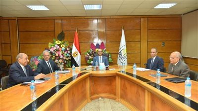 رئيس جامعة أسيوط يرأس لجنة اختيار عميد كلية التربية النوعية