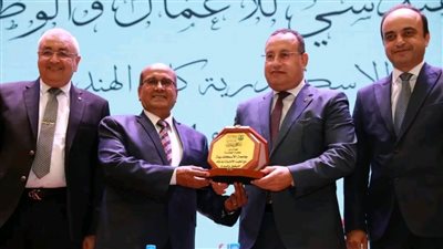 تكريم رئيس مياه الإسكندرية في افتتاح الملتقى الهندسي للأعمال والوظائف بكلية الهندسة