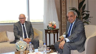 وزير قطاع الأعمال يبحث مع محافظ بورسعيد استثمار الأصول المملوكة للشركات التابعة