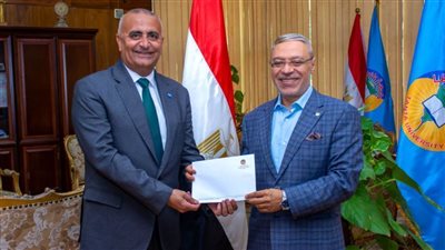 بعد تعيينه.. رئيس جامعة طنطا يلتقي عميد 