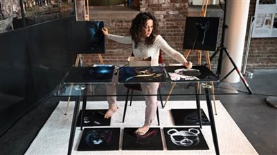 فنانة هولندية تبدع بالرسم على 10 لوحات بيديها وقدميها