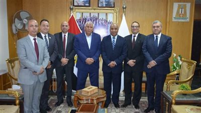محافظ الوادي الجديد يلتقي وفد شركة 