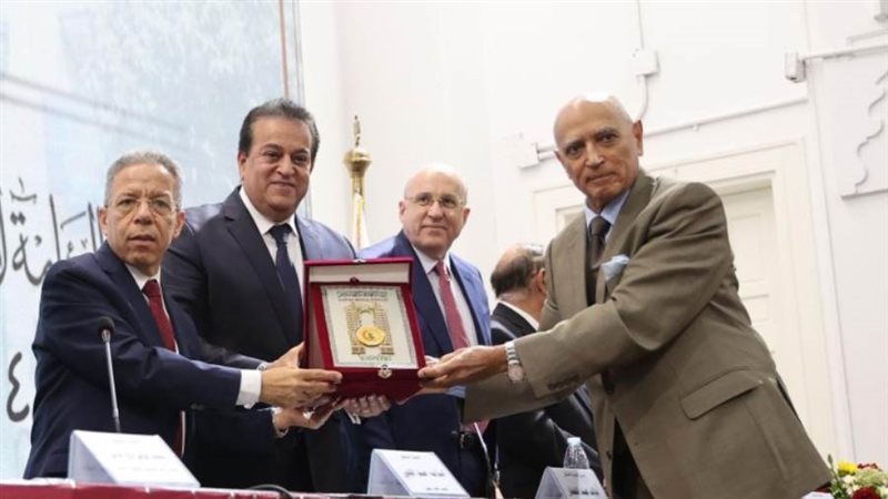 تكريم رواد مهنة الطب