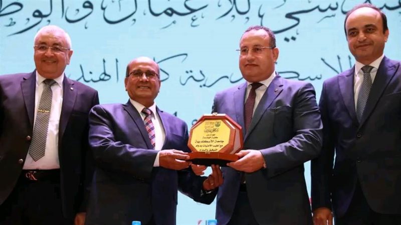 تكريم رئيس مياه الإسكندرية