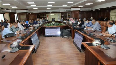 محافظ بني سويف يعقد اجتماعاً لمتابعة مشروعات المبادرة الرئاسية حياة كريمة