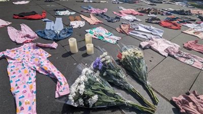 تذكار مؤلم.. أكوام من ملابس الأطفال تُجسد ضحايا غزة