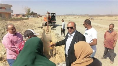 رئيس مرسى علم يتفقد بدء أعمال تنفيذ شبكة الصرف الصحي بالمدينة