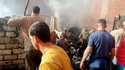 إخماد حريق بمنزلين 