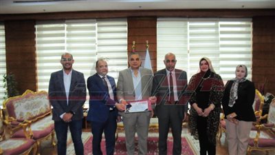 تسليم شهادة تجديد اعتماد الوحدة المركزية للتدريب بجامعة كفر الشيخ