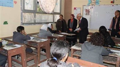 محافظ بورسعيد للطلاب: اعتمدوا على مذاكرة الكتاب المدرسي للحصول على الدرجات النهائية 