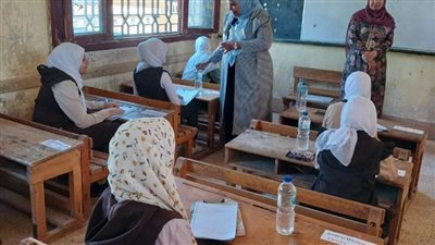 تعليم الوادي الجديد يوزع مياه مثلجة ووجبات علي طلاب الشهادة الإعدادية