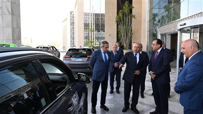 رئيس الوزراء يتفقد سيارات 