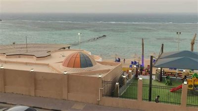 البحر قرب يختفي.. العاصفة الترابية تغطي البحرالأحمر وتحجب الرؤية