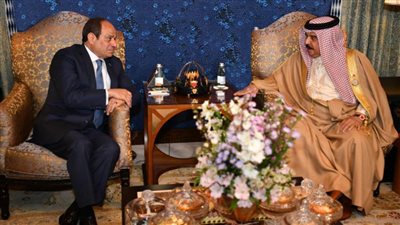 الرئيس السيسي يلتقى في المنامة مع ملك البحرين 