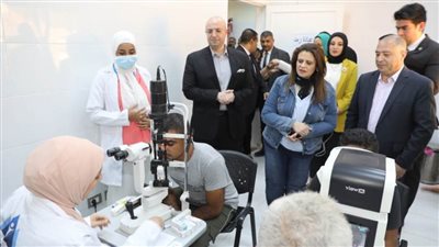 محافظ بني سويف ووزيرة الدولة للهجرة يتفقدان القافلة الطبية بعزبة علي حمودة