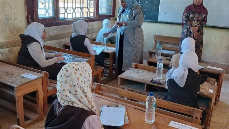 جانب من توزيع زجاجات