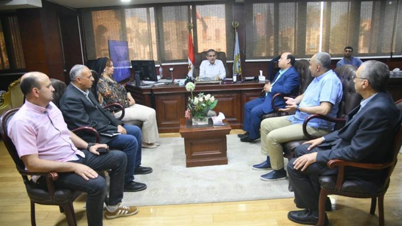 جانب من إجتماع محافظ