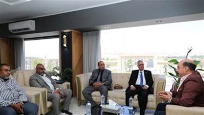 محافظ أسوان يتابع تغيير أرضية ميدان المحطة ضمن مشروعات التطوير والتجميل