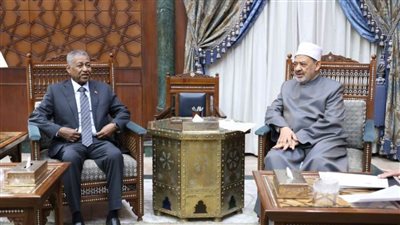 رئيس مجلس السيادة السوداني يوجه دعوة رسمية لشيخ الأزهر لزيارة البلاد