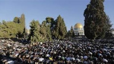 آلاف الفلسطينيين يؤدون صلاة الجمعة في رحاب الأقصى