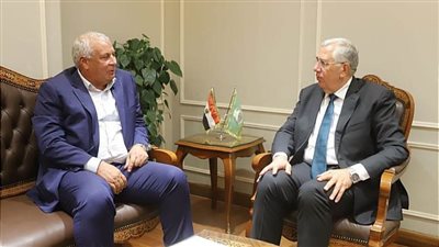 القصير والزملوط يتابعان جهود استصلاح الأراضي بالوادي الجديد