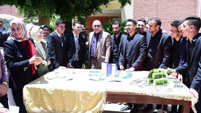 مشاريع تخرج لعلاج حصوات الكلى والكحة والسمنة والنحافة.. ينفذها طلاب قسم العقاقير بصيدلة سوهاج