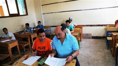 محافظ أسوان يتابع امتحانات الشهادة الإعدادية 