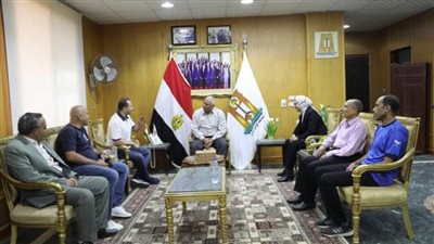 محافظ الوادي الجديد يبحث إنشاء أكاديميات رياضية للموهوبين بحضور لاعبي المنتخب السابقين