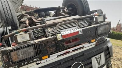 انقلاب سيارة نقل بمقطورة طريق الإسماعيلية بورسعيد الصحراوي