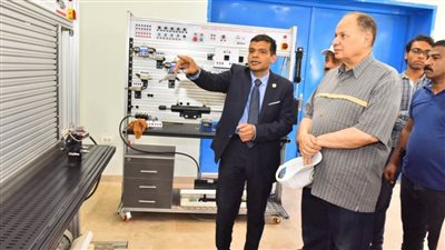 محافظ أسيوط يتفقد امتحانات العملي لطلاب الكلية المصرية الألمانية للتكنولوجيا ويشيد بمستوى الطلاب والدراسة بالكلية