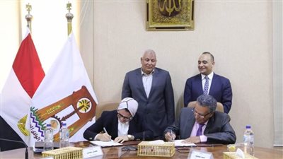 محافظ الوادي الجديد يشهد توقيع عقد مشروع تطوير صندوق استصلاح الأراضي 