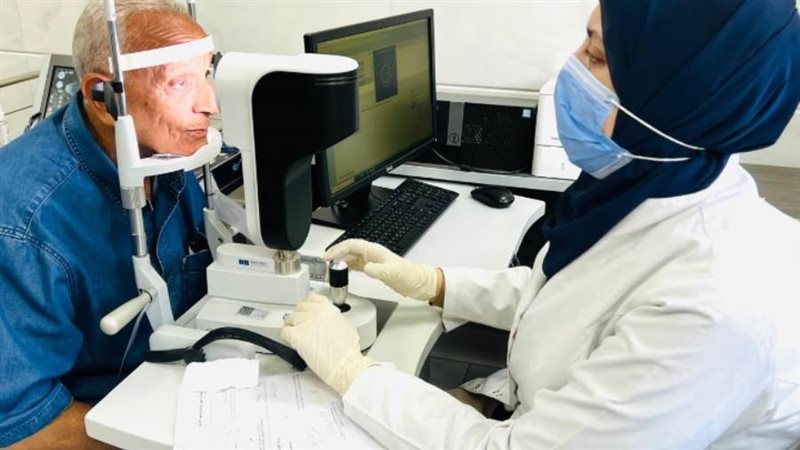 فحص أحد المرضى بمستشفى